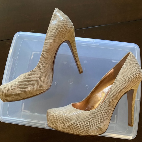 BCBG platform pumps - Picture 6 of 7